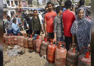 ഇന്ധന പ്രതിസന്ധി; ആശങ്കപ്പെട്ട് ഗ്യാസ് ബുക്ക് ചെയ്ത് സിലിണ്ടറുകള്‍ കരുതി വയ്‌ക്കേണ്ട സാഹചര്യം ഇപ്പോഴില്ലെന്ന് കേന്ദ്രസര്‍ക്കാര്‍