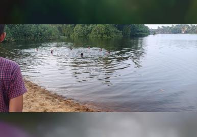 എറണാകുളം പറവൂരിന് സമീപമുള്ള കോഴിത്തുരുത്ത് ബണ്ടിൽ വിദ്യാർത്ഥി മുങ്ങിമരിച്ചു.