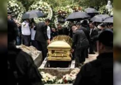 സ്വര്‍ണ്ണ ശവപ്പെട്ടി, അഞ്ച് ലോറി നിറയെ റീത്ത്: മെക്സിക്കൻ മാഫിയാ തലവൻ എല്‍ മെൻചോയ്ക്ക് ആഡംബര സംസ്കാരം